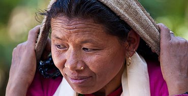 Thimal, mariage à Bolde Phedice, Femme Tamang chargée de son doko (hotte) empli de cadeaux, à son arrivée apprès plusieurs jours de marche.