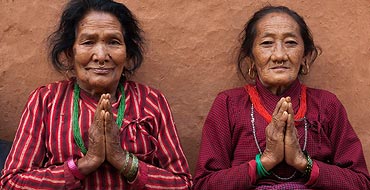 Femmes Tamang d’un village sans nom (Thimal) à 1 h 30 de marche au nord de Mangaltar Bazar,  Népal.
