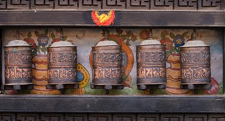 Patan, Népal, Rudrabarna Mahabihar (derrière MahaBuddha), Moulins à prières.